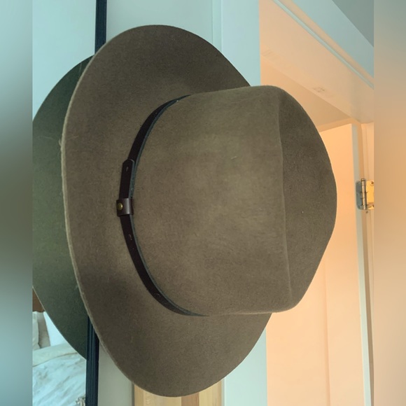 Moss green hat - Picture 1 of 2